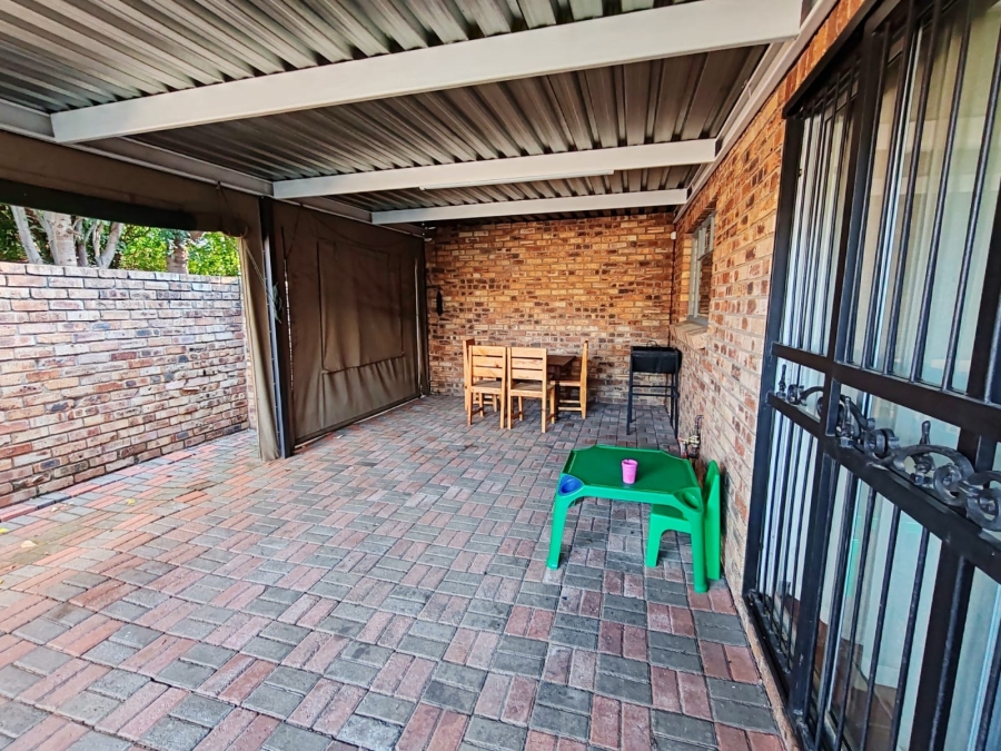 5 Bedroom Property for Sale in Grimbeeck Park North West